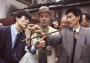 Hoffman mit Begleiter (links) und Teehändler