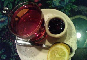 Tee auf Russisch: im Glas, mit Zitrone und Kirschen-Marmalade